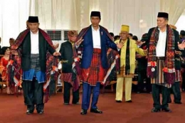 Jokowi memamerkan keahliannya manortor Batak Mandailing dengan belajar dari youtube. sumber: www.nasional.kompas.com