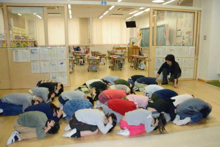SD di Fukuoka menggelar latihan penyelamatan. Latihan ini sebagai bentuk antisipasi jika Korea Utara benar-benar melancarkan perang
