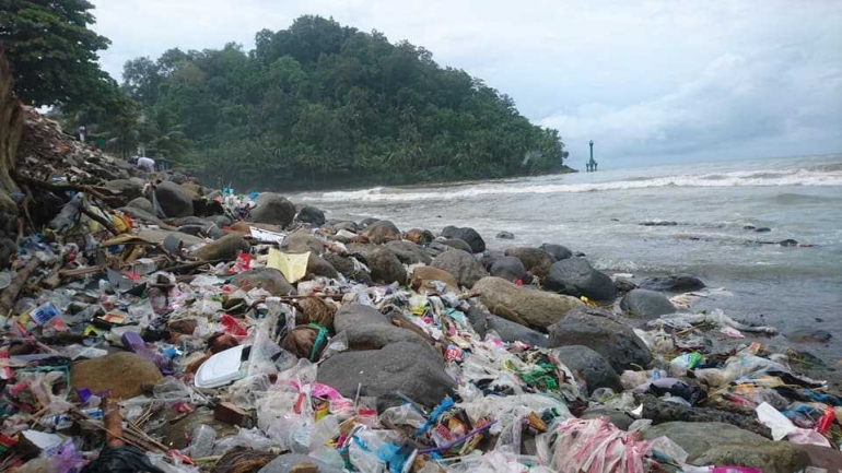 Sampah plastik di salah satu sudut Pantai Muaro, Padang, Kamis (30/11/2017) lalu (Dokpri)