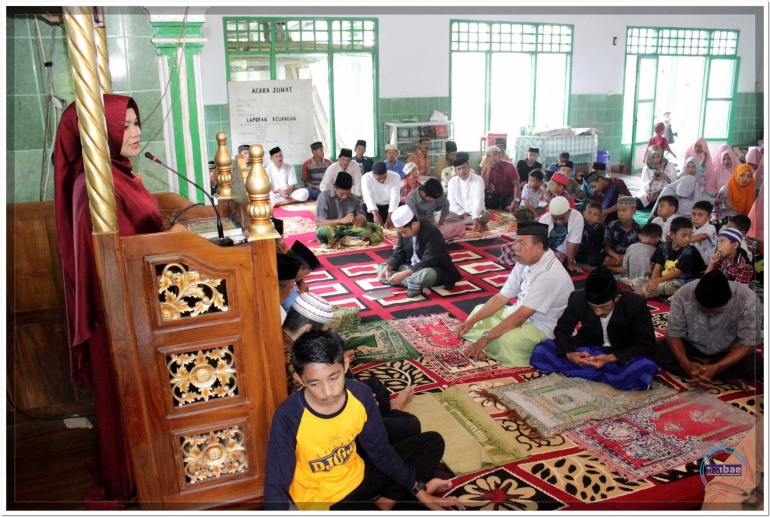 Liestiaty F. Nurdin (di atas mimbar) ajak warga Desa Bonto Lohe jalan-jalan ke Bantaeng pada peringatan Maulid Nabi Muhammad SAW di Masjid Nurul Mujahidin, Kabupaten Bulukumba (01/12).