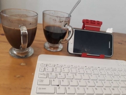 Cangkir sebelah kiri adalah kopi susu, berasal dari ampas kopi hitam yang dicampur susu dengan air mendidih (dok. pribadi)