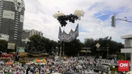 Bendera HTI dinaikkan ke udara dengan balon (https://www.cnnindonesia.com)