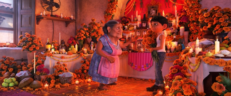Salah satu adegan Coco: Nenek dan Miguel di ofrenda (sumber: weliveentertainment.com)