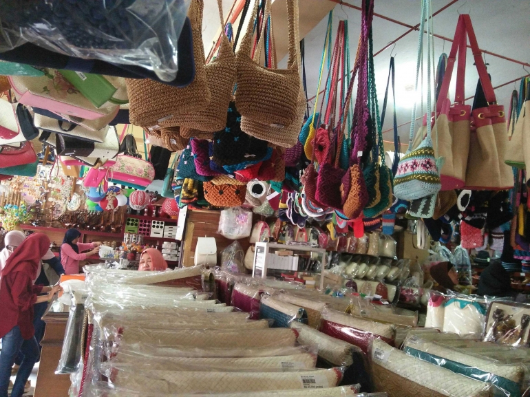Tas asli buatan masyarakat Tasikmalaya yang terbuat dari tanaman seperti pandan dan mendong
