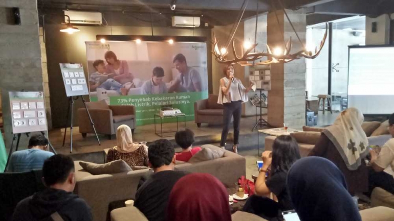 Nangkring Kompasiana-Schneider Electric pada Sabtu, 25 November 2017 di Crematology Coffee Roasters, Kebayoran Baru, Jakarta Selatan. (Foto Rahab Ganendra)