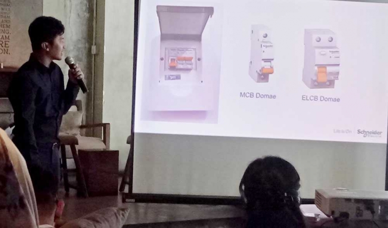 Frankco Nasarino, Product Marketing Schneider Electric jelaskan tentang MCB, ELCB dan RCBO. (Foto Rahab Ganendra)