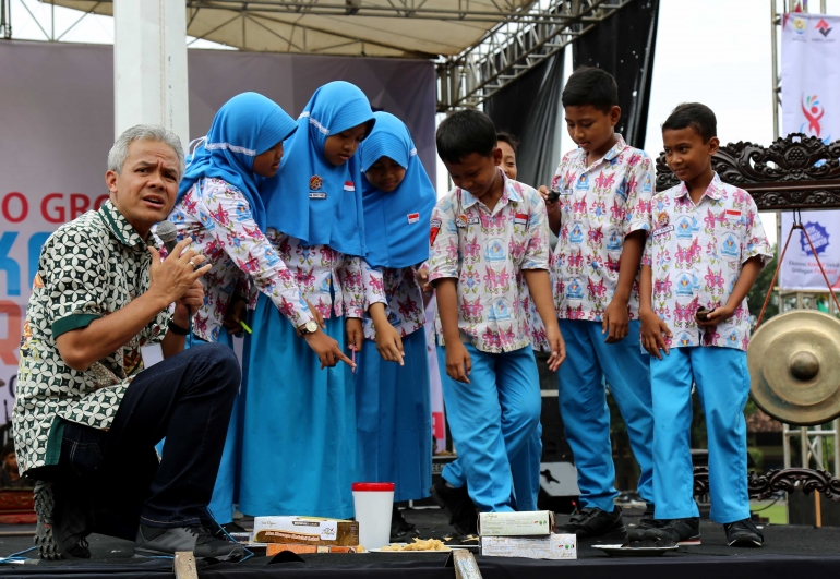 Ganjar Pranowo mengajak siswa sekolah naik ke atas panggung untuk mengenalkan olehan kedelai lokal (https://twitter.com/dispertan)