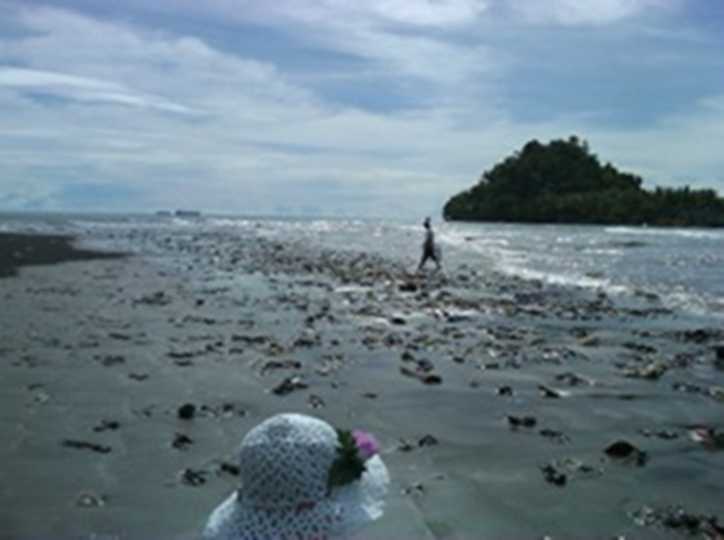 Sampah berserakan di Pantai Air Manis, Padang, Sabtu (22/12/2012) lalu (Dokpri)