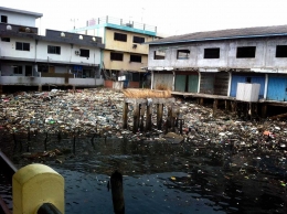 Tumpukan sampah yang mengganggu di areal Pelabuhan Belakangpadang. | Dokumentasi kitabisa.com
