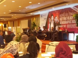 Para pembicara yang terdiri dari praktisi dan profesor di acara seminar Indonesian Economy: Getting Ready for Demographic Bonus (4 Desember 2017) | Foto: Kompasiana