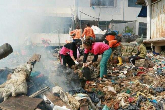 Bersih-bersih sampah di Belakangpadang. | Dokumentasi batamnews.com