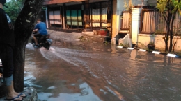 Banjir menghambat kegiatan warga