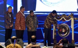 Pak Jokowi pukul gong (dok.okezone.com)