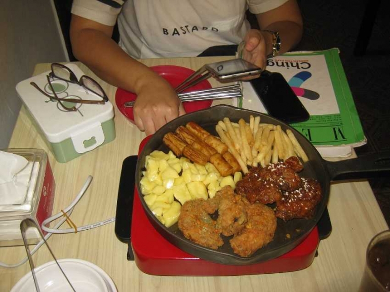 Hidangan sayap ayam dengan keju dan kentang. Sebetulnya perpaduan kuliner Korea dan Eropa dengan racikan yang pas untuk lidah orang Indonesia/Foto; Irvan Syafari.