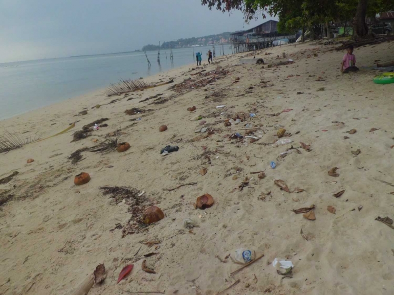 Kondisi Pantai Nongsa, Batam, Kepulauan Riau. Masih saja ada pengunjung yang membuang tempat air mineral bekas sembarangan. | Dokumentasi Pribadi