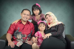 Bersama istri dan kedua anakku (Dok. Pribadi)