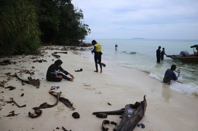 Selain sampah plastik, juga banyak sampah-sampah kayu. Ini di Pulau Dedap, Batam, Kepulauan Riau.| Dokumentasi Pribadi
