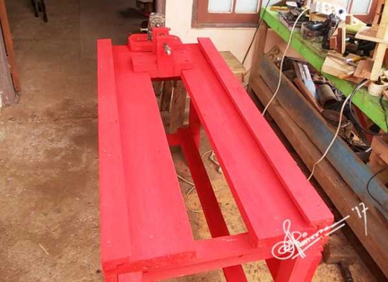 meja-merah-5a254f96b3f86c3d7d538f02.jpg