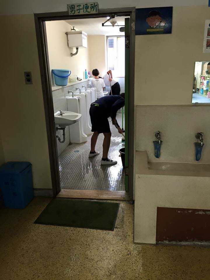 Dapat Tugas Ngosrek WC di Sekolah Kok Malah Senang Dapat Tugas Ngosrek WC di Sekolah Kok Malah Senang