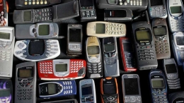 Perkembangan teknologi HP jadul ini memiliki andil besar dalam mempopulerkan SMS. Photo:cdni.rt.com 