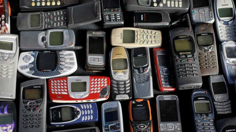 Perkembangan teknologi HP jadul ini memiliki andil besar dalam mempopulerkan SMS. Photo:cdni.rt.com
