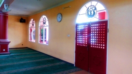 Pintu masjid berwarna merah pekat dengan ornament roster (lubang angin) khas China. Photo: Panji Haryadi/Gana Islamika
