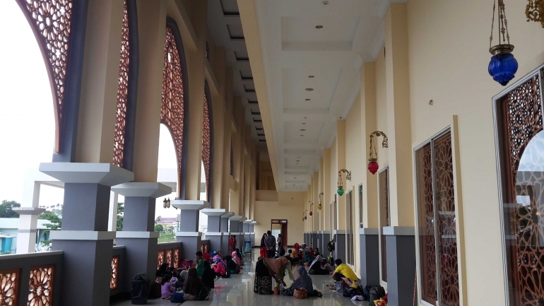 Pada lesehan di koridor sisi kiri masjid (dok.pri)