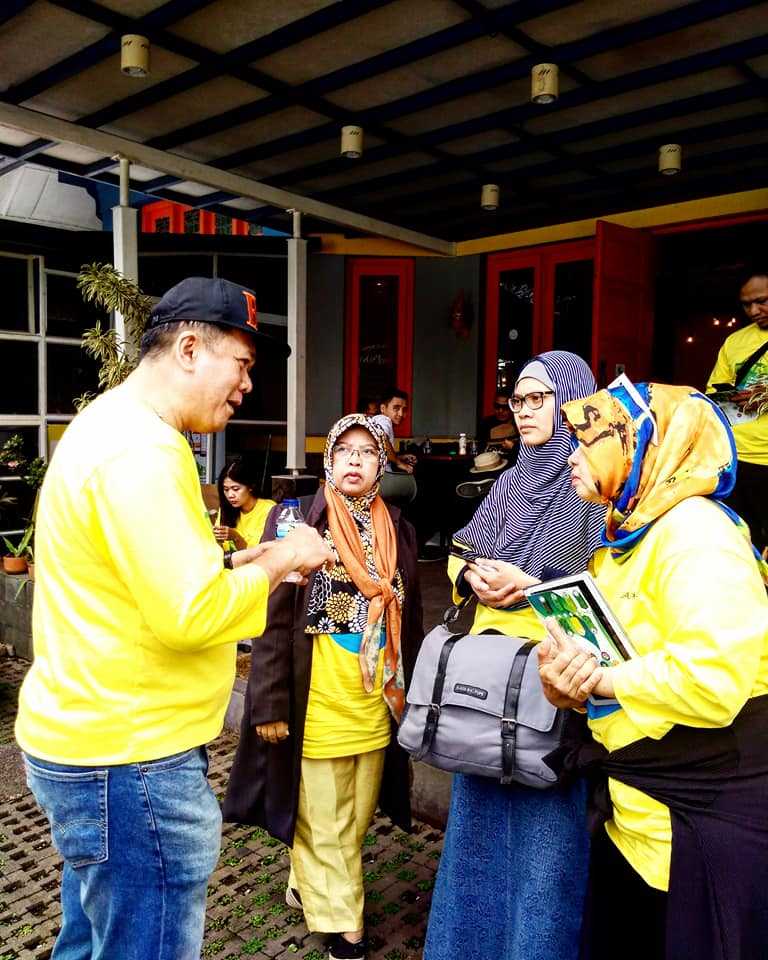 Set. Balitbang PUPR : Bapak Hari Vaza tengah berbincang dg Kompasianers Bandung (pict:dok.pribadi)