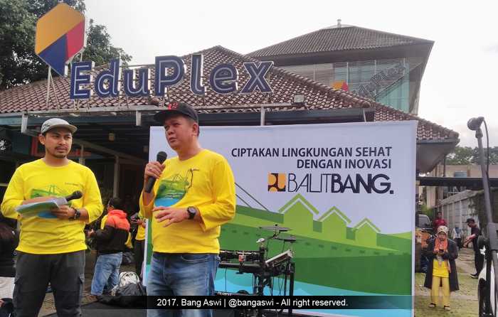 Pak Herry Vaza, Sekretaris Balitbang PUPR, memberikan sambutan