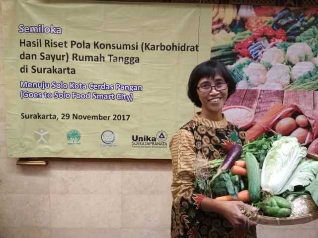 Nunik bersama Gita Pertiwi memberdayakan pangan lokal (sumber: dok milik Bu Nunik)