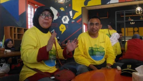 Berbincang dengan Ibu Nur Fizili Kifli dan Pak Eko WInar Irianto, dua peneliti Pusair BalitbangPUPR (Sumber: Dokpri)