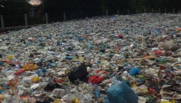 Walaupun hanya pulau kecil, sampah plastik di Pulau Belakangpadang bisa menggunung seperti ini. | Dokumentasi Pribadi
