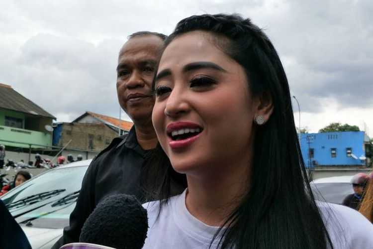 Dewi Perssik diwawancara sesudah mengisi sebuah acara televisi di kawasan Tendean, Jakarta Selatan, Selasa (29/11/2017).