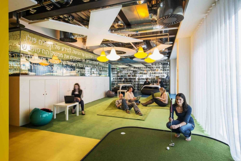 Playground yang merupakan bagian dari ruang kerja, kantor Gogle di Dublin (sumber : archdaily.com)