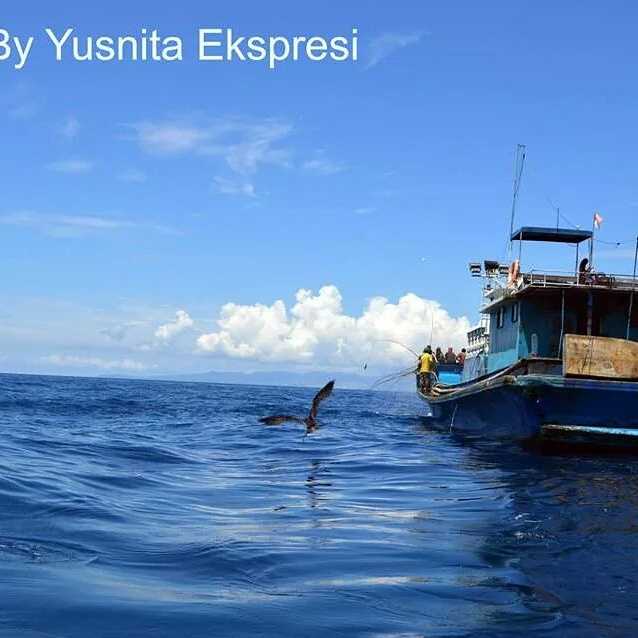 Kapal nelayan yang sedang mencari ikan di Laut Seram (dok. Pribadi)