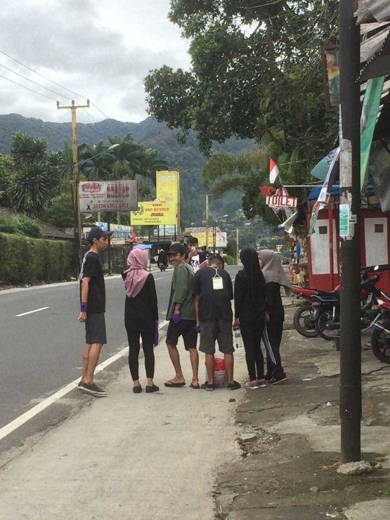 Perseta menuju lokasi kegiatan komunikasi sosial dan kreativitas dilingkungan sosial (dokpri)