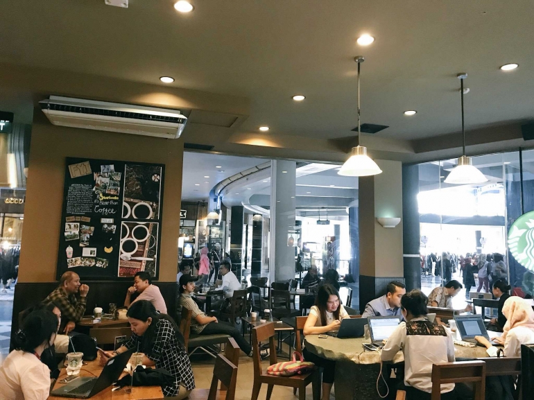 Pekerja milenial, kantor baru mereka adalah cafe dan tempat-tempan informal dimana interaksi sosial serta eksistensi diri dapat diekspose (dokumentasi pribadi)