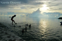 Laut di Kecamatan Kepulauan Manipa bahkan menjadi keceriaan anak-anak ketika senja tiba( dok. Pribadi)