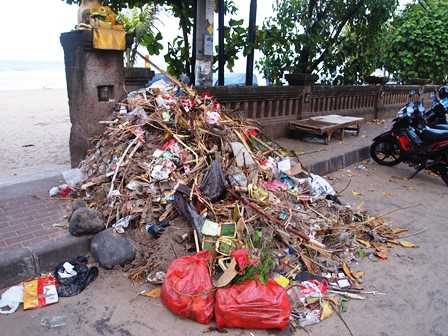 Tumpukan Sampah Laut Menunggu Diangkut (Dokpri)