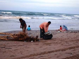 Petugas Membersihkan Sampah Laut (Dokpri)