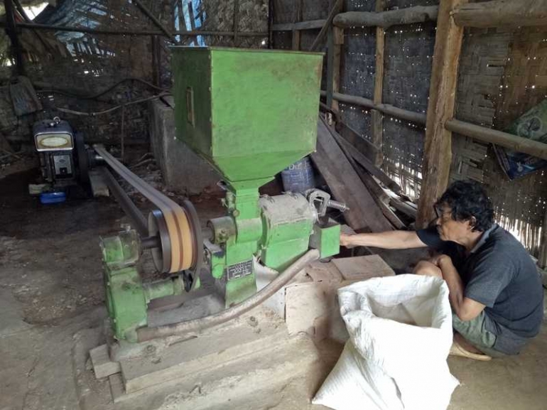 Proses penggilingan padi menjadi beras di Desa Cikarawang, Kecamatan Dramaga, Kabupaten Bogor