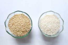 Kiri: beras PK, kanan: beras putih