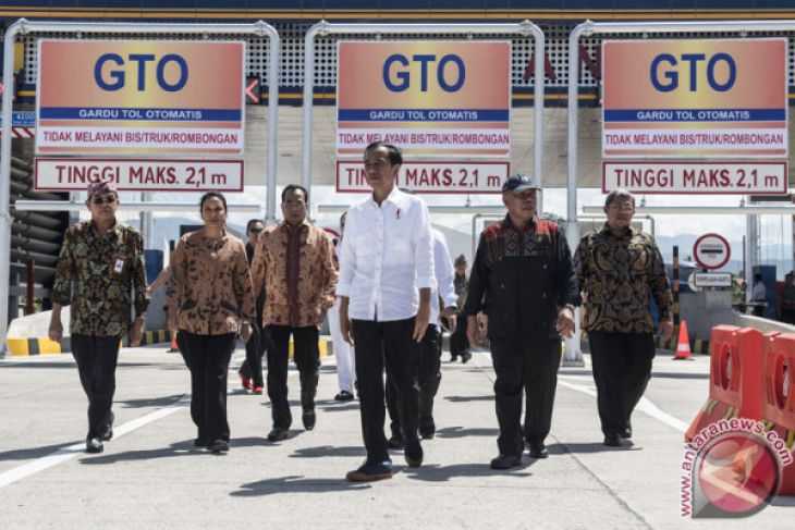 Presiden Joko Widodo ketika meresmikan Tol Soroja (Sumber foto : Antaranews)