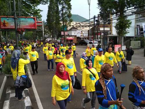 Peserta Jalan Santai Kampanye Lingkungan Sehat Balitbang PUPR 