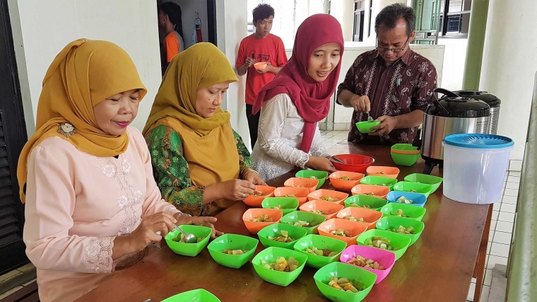 Makan kudapan bersama. Foto: Dokumentasi pribadi