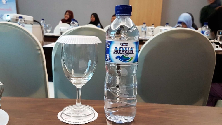 Air mineral dalam kemasan. Foto: Dokumentasi pribadi