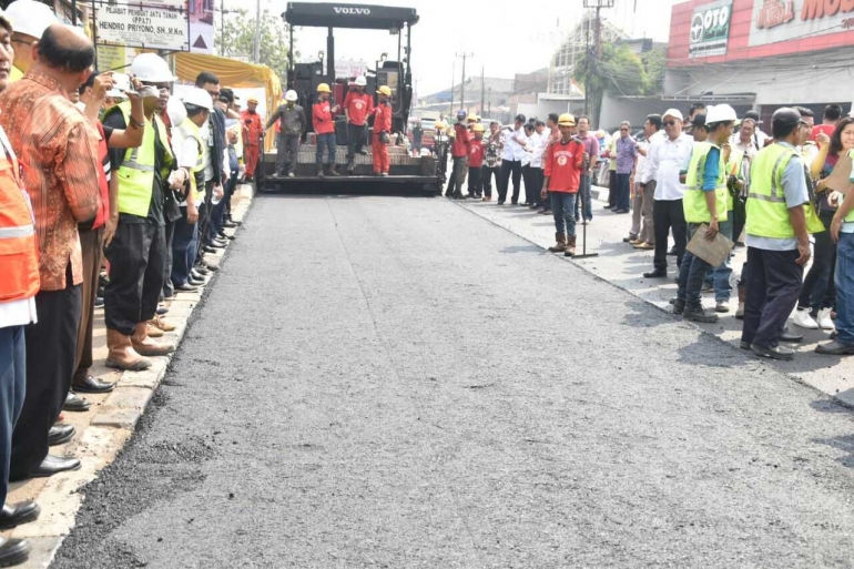 Pemanfaatan Sampah Plastik Untuk Jalan, Sumber Gambar : http://pu.go.id/berita/12739/Teknologi-Aspal-Plastik-Litbang-PUPR-Ampuh-Mengurangi-Pencemaran-Limbah-Plastik