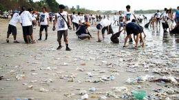 bersih-bersih sampah di pantai Kuta (mongabay.co.id)