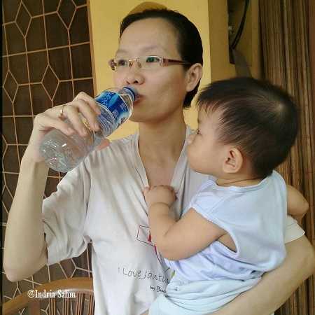 Pengenalan kebiasaan minum air putih langsung dengan tindakan, mulai dari anak usia dini |Foto: Indria Salim