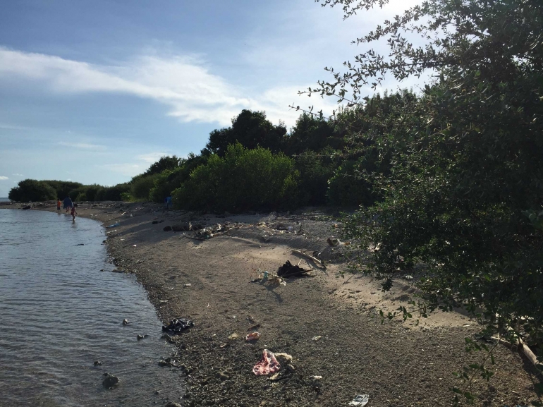 Sepanjang bibir pantai pulau Laki dipenuhi sampah (dokumentasi pribadi)